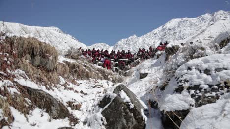 Schöne-Aussicht-Auf-Die-Himalaya-gipfel-Und-Die-Himalaya-bergsteiger,-Die-In-Der-Mitte-Sitzen