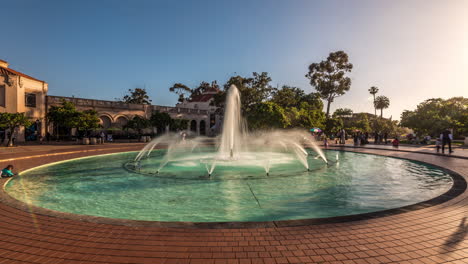 Lapso-De-Tiempo-De-La-Fuente-Y-La-Gente-En-El-Parque-Balboa,-San-Diego,-California,-Tomado-Durante-El-Cielo-Azul-Y-Las-Horas-De-La-Tarde