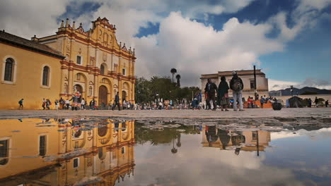 Catedral-Principal-Y-Reflejo-De-La-Lluvia-En-El-Piso-En-San-Cristobal-De-Las-Casas,-Chiapas-Mexico-Disparó-A-La-Gente-Que-Pasaba