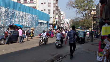 Concurrida-Calle-De-Bangalore-Cerca-De-Majestuoso