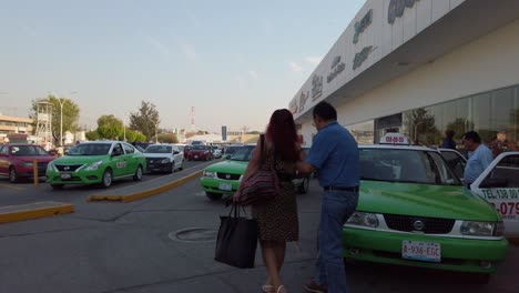 Taxi-Esperando-A-Un-Hombre-Con-Un-Bastón-Para-Bardarlo