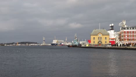 Puerto-De-Stavanger-El-Domingo-Por-La-Tarde,-Viejos-Barcos-En-Un-Puerto-Tranquilo