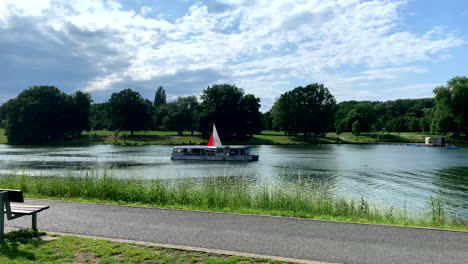 Barco-Solar-Y-Marineros-Se-Encuentran-En-El-Aasee-En-Muenster-Alemania