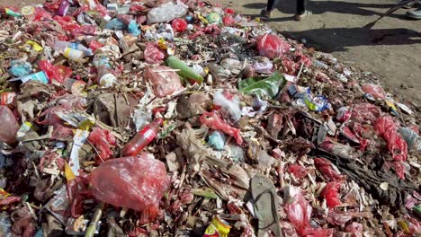 Botellas-Y-Bolsas-De-Plástico-De-Primer-Plano-Amontonadas-En-La-Carretera,-Problema-De-Basura-Urbana