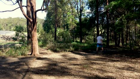 El-Hombre-Que-Camina-Por-El-Monte-Pasa-Frente-A-Una-Cámara-Panorámica-En-El-Monte-Australiano