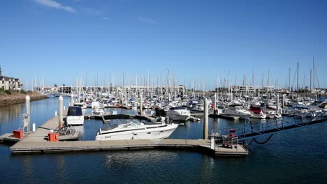 Toma-Panorámica-De-Barcos-En-El-Puerto-Deportivo-En-Un-Día-Soleado