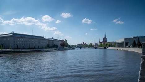 Breslau,-Polen---18.-Mai-2019:-Flussverkehr-Im-Stadtzentrum