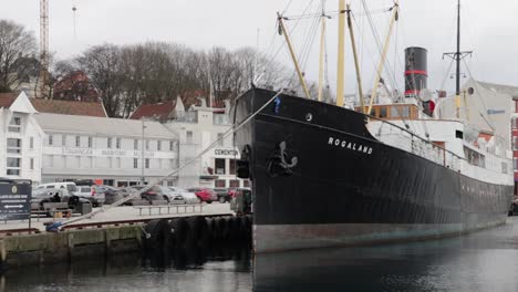 Port-of-of-Stavanger-Sunday-afternoon,-old-boats-in-a-sleepy-harbor