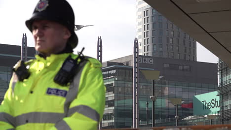 Un-Oficial-De-Policía-Hace-Guardia-Frente-A-Las-Oficinas-De-La-Corporación-De-Transmisión-Británica-En-Media-City-Uk-En-Salford-Durante-Una-Protesta-De-Extrema-Derecha-Contra-Las-&quot;noticias-Falsas&quot;