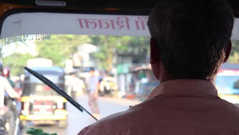 Primer-Plano,-Tiro-Al-Hombro,-De,-Auto,-Rikshaw,-Conductor,-Manejar,-En,-Transitado,-Road