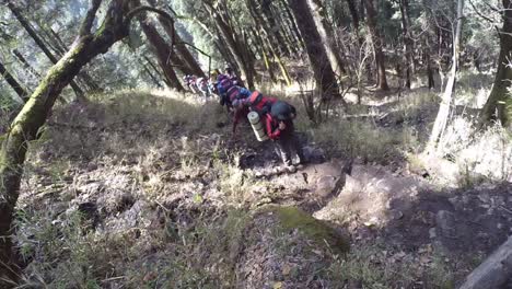 Excursionistas-Del-Himalaya-Que-Comienzan-Su-Viaje-De-Trekking-Para-Llegar-Al-Destino