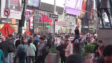 Times-Square-En-La-Noche-Panorámica-Hacia-Abajo-S-log-2