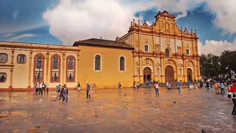 MAIN-CATHEDRAL-IN-SAN-CRISTOBAL-DE-LAS-CASAS,-CHIAPAS-MEXICO-SHOT-PEOPLE-PASSING-BY