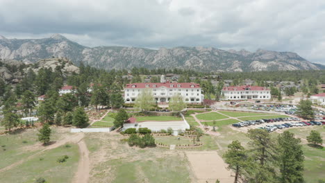 Das-Stanley-Hotel-In-Estes-Park-Colorado-War-Die-Inspiration-Für-Das-Oversight-Hotel-Von-The-Shining-Und-Wurde-In-Der-Fernsehserie-Verwendet