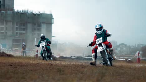 Múltiples-Carreras-De-Motos-De-Cross-En-La-Pista