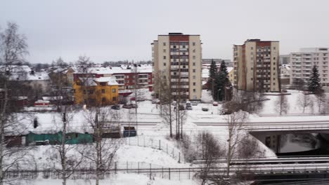 Luftaufnahme-Eines-Krankenwagens-Mit-Sirenen,-Der-Mit-Sirenen-Durch-Die-Stadt-Fährt