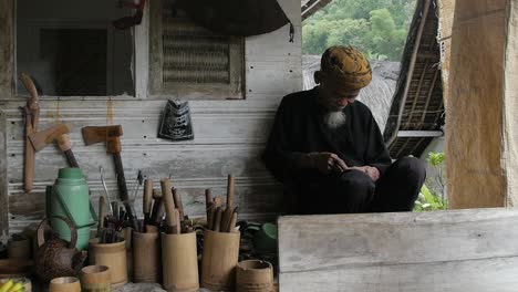 Cámara-Lenta-De-Un-Anciano-Musulmán-Trabajando-Madera-En-El-Tradicional-Pueblo-Sundanés-Kampung-Naga