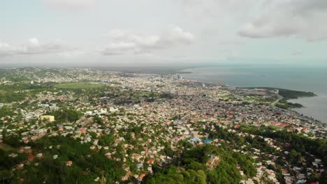 Port-Of-Spain,-Die-Hauptstadt-Von-Trinidad-Und-Tobago,-Ist-Bekannt-Für-Seinen-Riesigen-Karneval-Mit-Calypso--Und-Soca-Musik