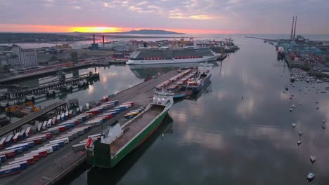 Atemberaubende-4K-Aufnahmen-Der-Promi-Spiegelung-Nebenan-Im-Hafen-Von-Dublin