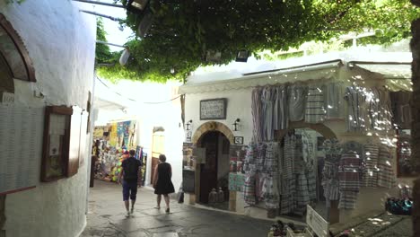 Casco-Antiguo-De-Lindos-Con-Estilo-Mediterráneo-Y-Turistas-En-La-Isla-De-Rodas