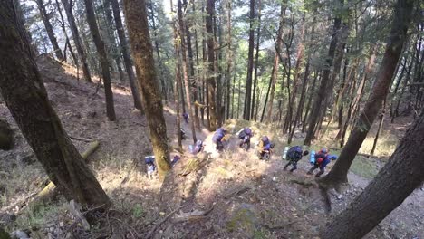 Himalaya-Bergsteiger-Eines-Bergsteiger-Ausbildungsinstituts-Auf-Dem-Weg-Zum-Trail