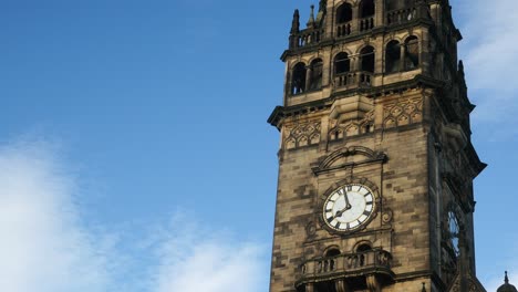 Rathaus-Sheffield-Unterer-Winkel-Rechts-Gerahmt-Nahaufnahme-Der-Uhr-Stadtzentrum-Von-Sheffield-In-Der-Nähe-Von-Peace-Gardens-Hauptgebäude-Sommer-Sonniger-Tag-4k-25p