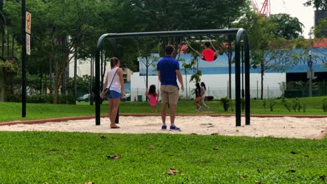 Padres-Con-Sus-Hijos-En-Un-Parque-Infantil,-Singapur,-12-Jun-19