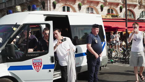 Menschen,-Die-Mit-Der-Polizei-Fotos-Machen,-Während-Sie-Beim-Schwulenmarsch-Im-Dienst-Sind