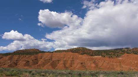 Eine-Weitwinkelaufnahme-Des-Riffs-Und-Der-Klippen-Im-Capitol-Reef-State-National-Park