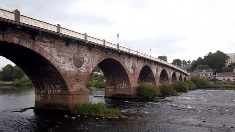 Ein-Zeitraffer-Des-Flusses-Tay,-Der-Unter-Der-Perth-Brücke-Hindurchfließt