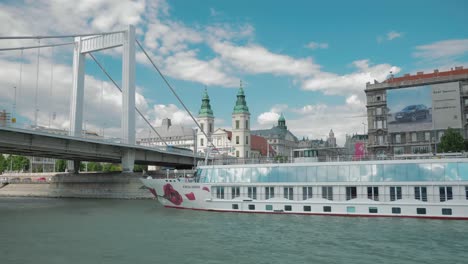 Paseo-En-Barco-Por-El-Danubio,-Pasando-Por-Debajo-Del-Puente-Erzsebet