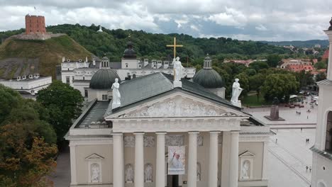 Toma-Aérea-Moviéndose-Hacia-La-Fachada-Principal-De-La-Catedral-De-Vilna,-En-Vilna,-Lituania