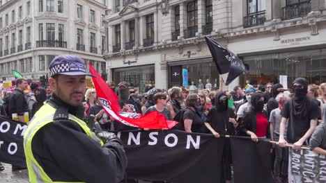 Marcha-Antifa-Para-Protestar-Contra-Tommy-Robinson-En-Londres,-Reino-Unido