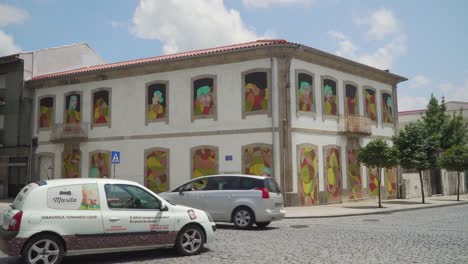 &quot;o-Manto&quot;,-Farbenfrohes-Streetart-graffiti-Von-Ricardo-Miranda-Und-Joana-Brito-In-&quot;a-Casa-Ao-Aodo&quot;,-Famelicão,-Portugal