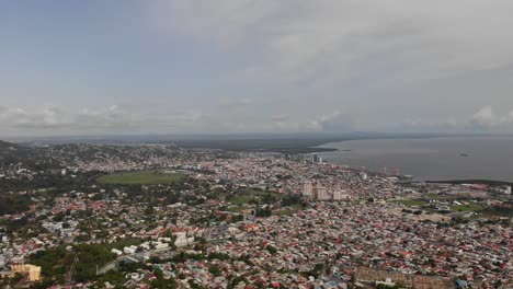 Erstaunliche-Drohnenaufnahmen-Der-Hafenstadt-Port-Of-Spain-In-Trinidad,-Die-Für-Calypso--Und-Soca-Musik-Bekannt-Ist