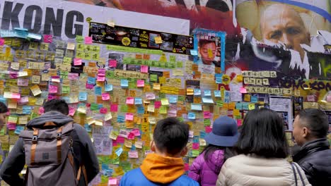 Mensaje-De-Libertad-De-Hong-Kong-En-Post-It-On-Graffiti-Street,-Melbourne-Julio,-2019-Mensaje-De-Protesta-De-Hong-Kong-En-La-Pared-Como-Graffiti-Street-Spray-Obra-De-Arte-En-Hosier-Lane-Melbourne-Cbd