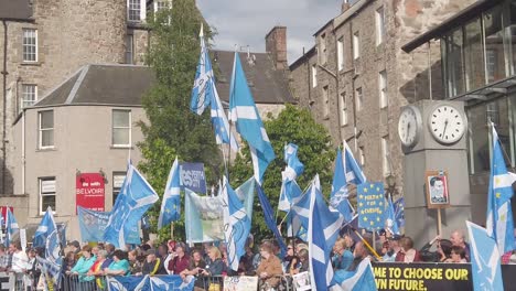 Zeitlupen-Nahaufnahme-Schottischer-Demonstranten-Und-Ihrer-Fahnen-Vor-Der-Konzerthalle-Von-Perth,-Wo-Die-Tory-Führungsdebatten-Stattfinden