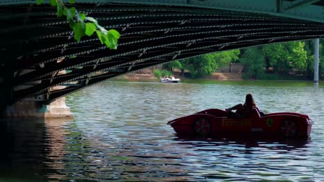 Parque-De-La-Ciudad-Del-Lago-Városligeti,-Botes-De-Remo-Debajo-Del-Puente,-Tiro-Continuo-3