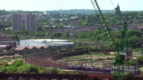 Lapso-De-Tiempo-De-Varios-Trenes-Que-Se-Acercan-A-La-Estación-Del-Centro-De-La-Ciudad-De-Leeds-En-Una-Curva-En-S-De-La-Vía-Durante-Un-Brillante-Día-De-Verano-Con-Grúa-En-Movimiento-En-Primer-Plano