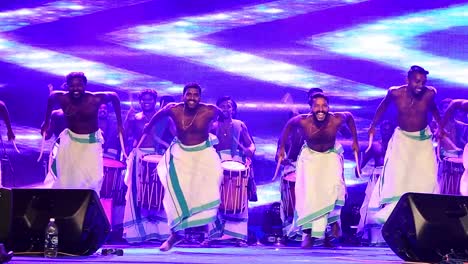 Un-Grupo-De-Artistas-Interpretando-Chenda-Melam-singari-Melam-En-Un-Festival-Universitario-De-Arquitectura-En-Kerala