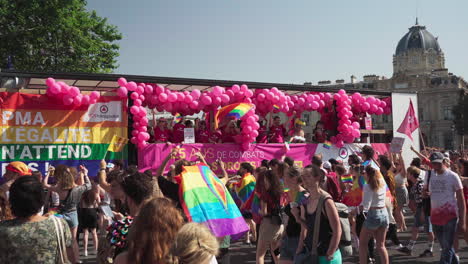 Camión-Cubierto-De-Globos-Rosas-Y-La-Bandera-Del-Arcoíris-Se-Abre-Paso-Lentamente-Entre-La-Gente-Que-Marcha-En-El-Orgullo-Gay-En-París,-Francia