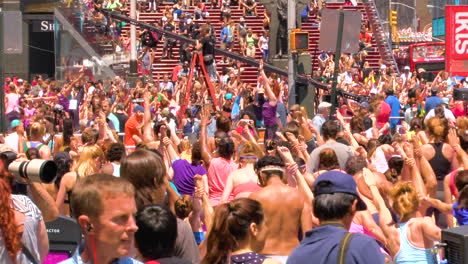 Alejar,-Miles-De-Personas-Hacen-Yoga-En-Times-Square,-Manhattan