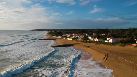 Waves-crashing-on-the-shore,-beach