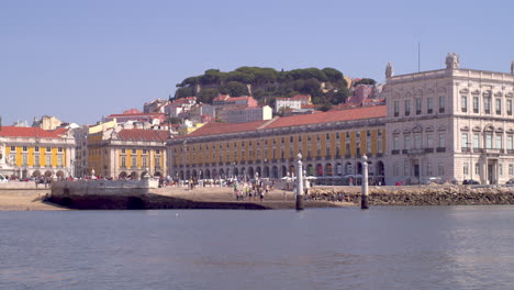 Handelsplatz-Mit-Dem-Boot-Erschossen.-Blick-Vom-Fluss