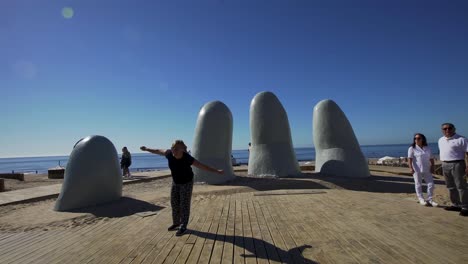 Viajando-La-Estatua-De-La-Mano-En-Punta-Del-Este-Con-Fondo-De-Mar