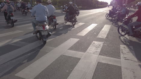 Am-Frühen-Morgen-Stabilisierte-POV-Aufnahme-In-4K-Mit-60-Bildern-Pro-Sekunde-Vom-Motorrollerverkehr-Auf-Den-Straßen-Von-Ho-Chi-Minh-Stadt,-Vietnam