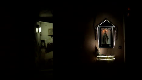 Abgesperrte-Sicht-Auf-Die-Jesusstatue-Bei-Nacht-Vor-Dem-Gebäude-In-Castellammare-Di-Stabia,-Italien