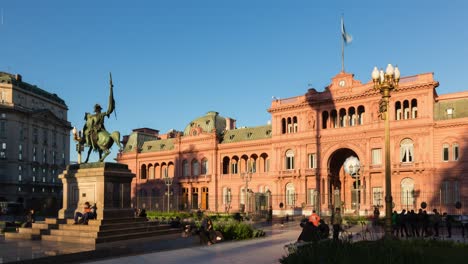 Day-to-night-timelapse-of-people-walking-in-front-of-Buenos-Aires-Pink-House-at-sunset