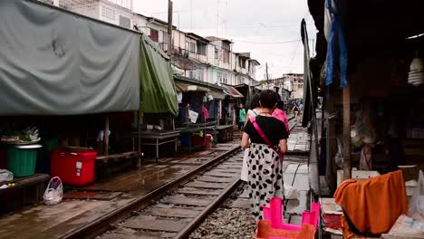 Eine-Aufregende-Zugfahrt-Zum-Mae-Klong-Eisenbahnmarkt