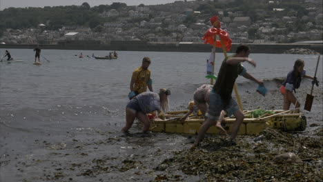 El-Equipo-De-Tema-Tropical-De-Negocios-Locales-Terminando-En-El-Evento-De-Diversión-Al-Aire-Libre-De-Caridad-De-Carrera-De-Balsa-Recién-Nacido,-Cornualles